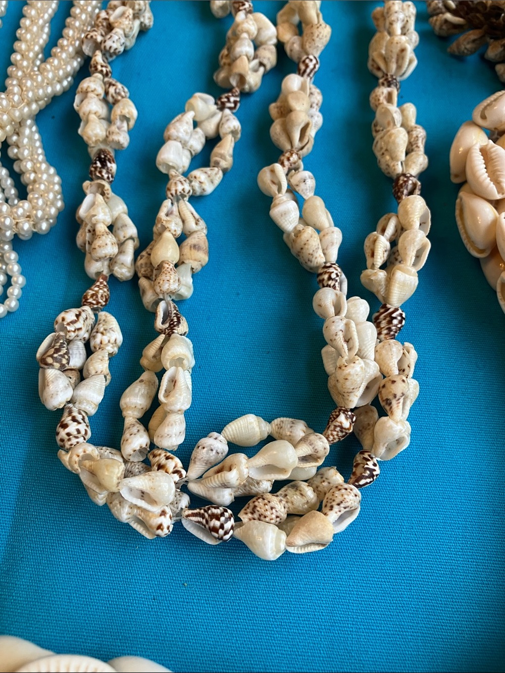 Vintage lot of women’s necklaces. Faux pearl, antique gold look owl, real shells - Picture 5 of 5